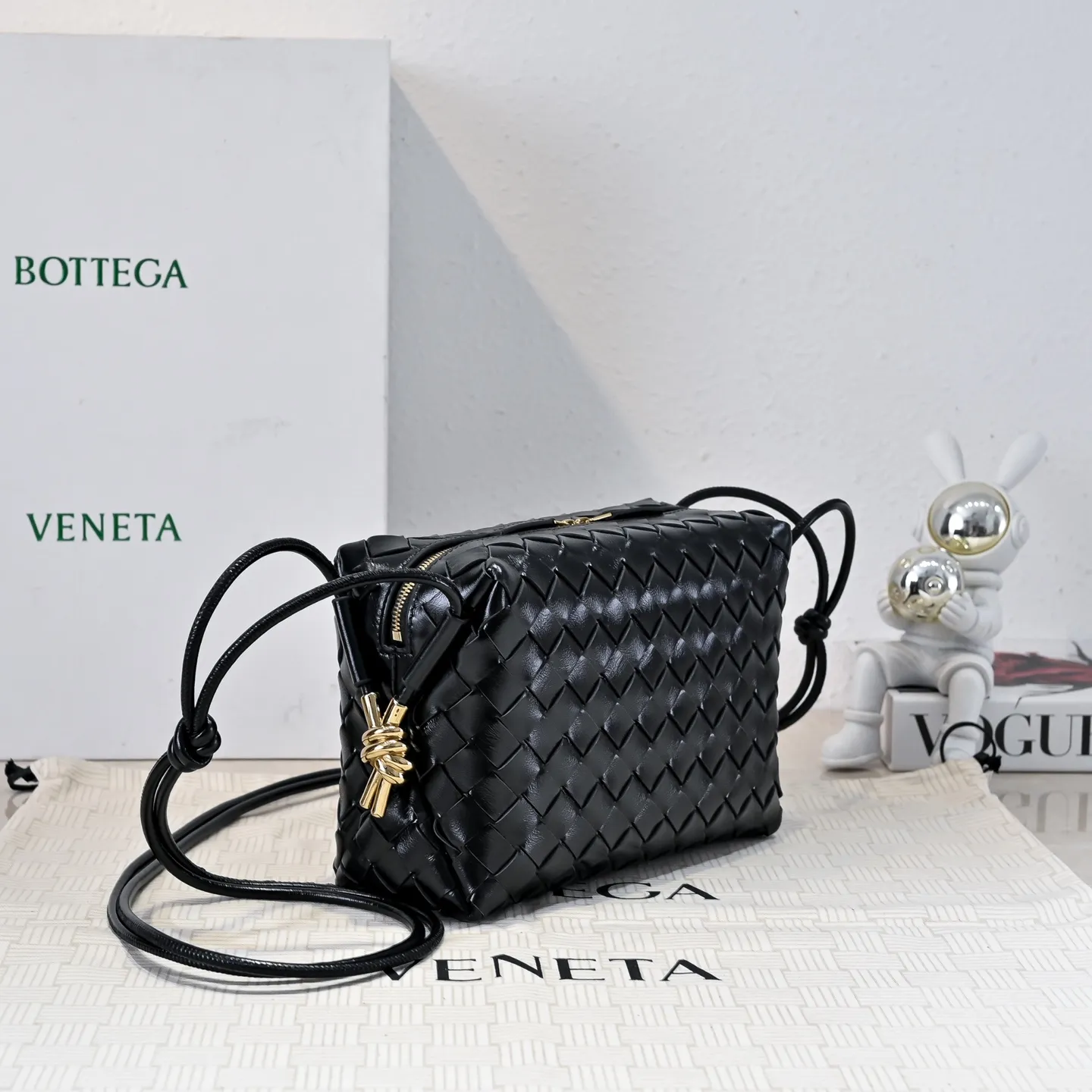 Batch 1660 𝗕𝗼𝘁𝘁𝗲𝗴𝗮 𝗩𝗲𝗻𝗲𝘁𝗮———— The latest version of the loop camera bag💥 from BV’s King of Cost-Effectiveness counter, large woven texture➕Ultra-high quality wax leather as always, with zippers, hardware decoration on both sides, adjustable drawstrings, it is especially suitable for the tummy💫It can hold anything, it is also very light, suitable🈴️for girls of all ages, size: 22*15*8cm, style number: 6126